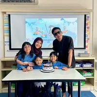 Desta dan Natasha kompak memakai busana serba hitam. Tak lupa, Desta juga me-mention sang mantan istri dalam unggahannya. (Foto: Instagram/ desta80s)