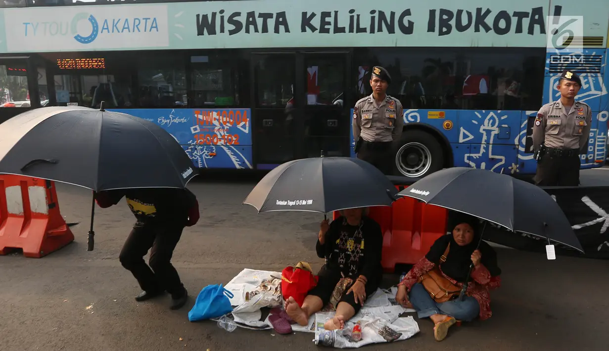 Aktivis Jaringan Solidaritas Korban untuk Keadilan menggelar aksi Kamisan ke-502, Jakarta, Kamis (10/8). Aksi meminta pemerintah mewujudkan komitmen dalam menyelesaikan kasus pelanggaran HAM berat pada masa lalu. (Liputan6.com/Johan Tallo)