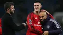 Hingga babak kedua berakhir, skor 0-1 tidak berubah dan Setan Merah pulang membawa poin penuh dari Merseyside. Tampak dalam foto, reaksi pelatih sementara Manchester United asal Inggris, Michael Carrick (kiri), saat striker Manchester United asal Slovenia bernomor punggung 30, Benjamin Sesko (tengah), merayakan kemenangan bersama gelandang Manchester United asal Kamerun, Bryan Mbeumo, setelah pertandingan pekan ke-27 Liga Primer Inggris 2025/2026 melawan Everton di Stadion Hill Dickinson, Liverpool, barat laut Inggris, Senin 23 Februari 2026 waktu setempat atau Selasa 24 Februari 2026 dini hari WIB. (Paul ELLIS/AFP)