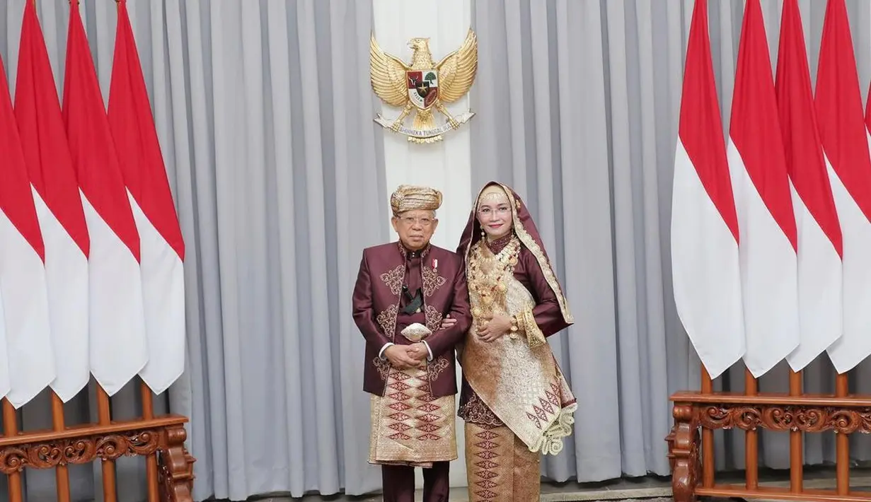 Wakil Presiden Ma'ruf Amin mengenakan pakaian adat Sumatera Barat. Ibu Wury mengenakan pakaian khas Koto Gadang. [Instagram/kyai_marufamin]