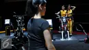 Beberapa Sales Promotion Girl (SPG) di salah satu stand IIMS, Jakarta, Kamis (27/8/2015). SPG menjadi salah satu daya tarik bagi calon konsumen produk yang ditawarkan untuk mencapai target penjualan. (Liputan6.com/Johan Tallo)