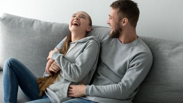 pasangan tertawa bahagia