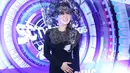 "Beratnya 10 kg, terbuat dari besi, baja, bukan kawat. Kepala saya nyut-nyutan. Konsep penampilan, aku mengusung fashion Woman in Black. Aku memang ada head piece yang belum pernah aku pakai, dan sekarang ingin dipakai," ujarnya. (Nurwahyunan/Bintang.com)