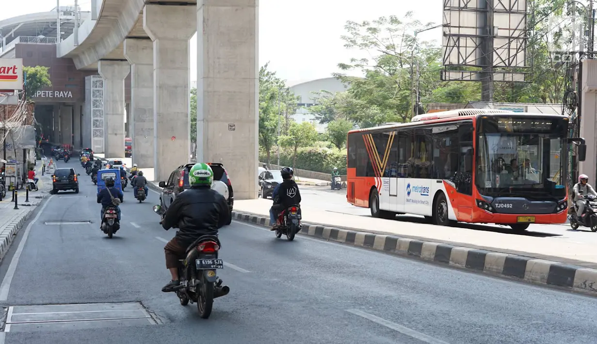 Bus Transjakarta melintasi Jalan RS Fatmawati Raya, Jakarta, Selasa (10/9/2019). Penerapan perluasan aturan ganjil genap di sejumlah ruas jalan Ibu Kota berimbas pada lenggangnya arus lalu lintas di kawasan tersebut. (Liputan6.com/Immanuel Antonius)