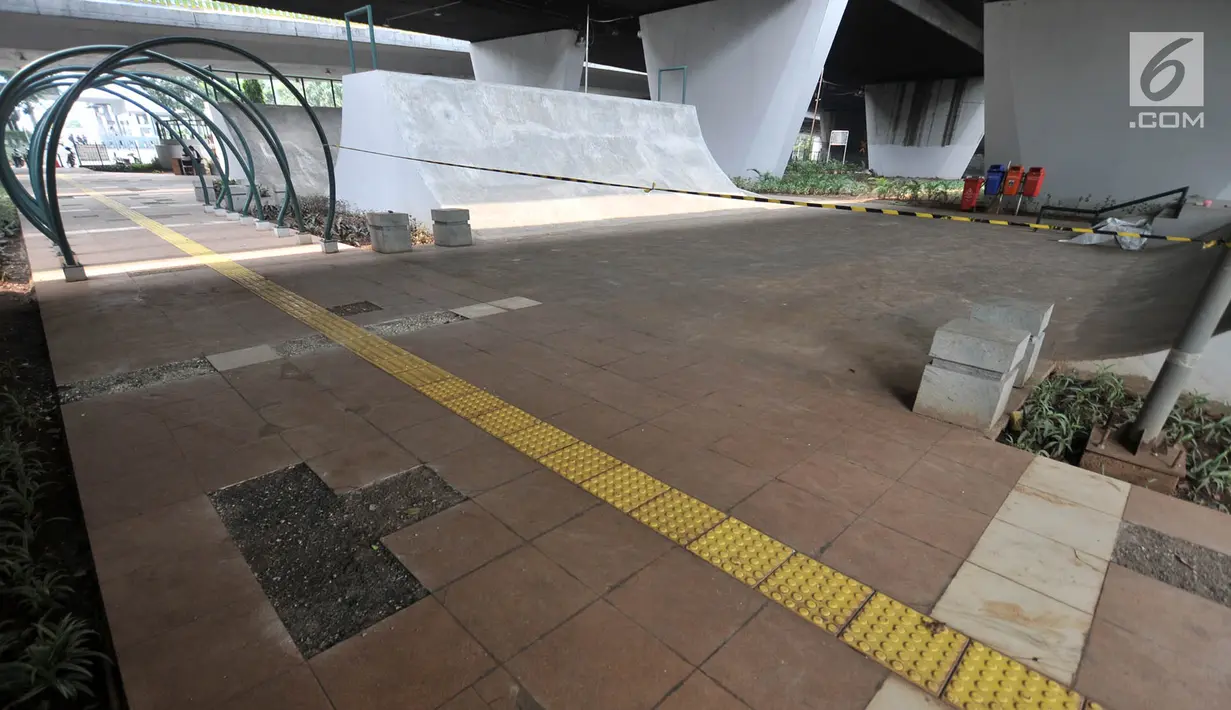 Kondisi keramik rusak di Skatepark Slipi, Jakarta, Minggu (16/6/2019). Sudah hampir dua bulan taman bermain skateboard tersebut ditutup oleh Suku Dinas Kehutanan Jakarta Pusat akibat rusaknya beberapa fasilitas seperti arena, sejumlah keramik, dan taman. (merdeka.com/Iqbal S. Nugroho)