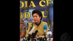 Menteri Kesehatan RI, Nila F Moeloek (tengah) memberikan keterangan pers di Posko Crisis Center di Mapolda Jawa Timur, Surabaya, Sabtu (3/1/2015). Kedatangan Nina Moeloek untuk bertemu dengan keluarga korban. (Liputan6.com/Johan Tallo)