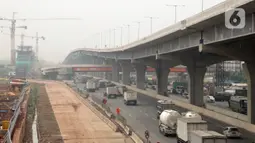 Kendaraan melintas di bawah jalan Tol layang Jakarta-Cikampek II (Elevated), di Bekasi, Jawa Barat, Selasa (17/12/2019). Tol Layang Japek II mulai beroperasi untuk kendaraan golongan I tanpa tarif dengan minimum kecepatan 60 km dan Maksimum 80 km per jam. (Liputan6.com/Zulfikar Abubakar)