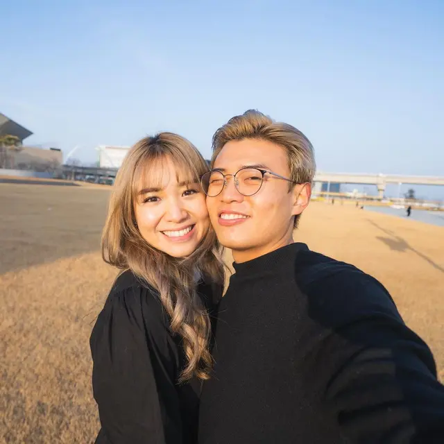 Resmi Pamerkan Hubungan Asmara, Ini 7 Potret Jang Hansol dan Kekasih