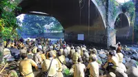 Wali Kota Bogor Bima Arya memimpin rapat koordinasi di kolong Jembatan Sempur, Senin (7/1/2019) pagi. (Liputan.com/Achmad Sudarno)