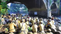 Wali Kota Bogor Bima Arya memimpin rapat koordinasi di kolong Jembatan Sempur, Senin (7/1/2019) pagi. (Liputan.com/Achmad Sudarno)