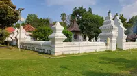Salah satu bangunan ikonik di Keraton Kanoman Cirebon konon masih menyimpan pusaka Golok Cabang milik Pangeran Cakrabuana. Foto (Liputan6.com / Panji Prayitno)