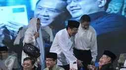 Rizal Ramli (tengah) saat menghadiri haul ke enam Gus Dur di Ciganjur, Jakarta, Sabtu (26/12/2015). Dalam acara ini masyarakat diajak untuk merawat tradisi serta merajut hati seperti pencerminan dari perjuangan Gus Dur. (Liputan6.com/Gempur M Surya)