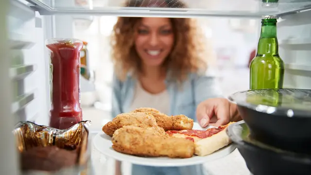 menyimpan ayam goreng di kulkas
