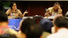 Menkeu Sri Mulyani  dan Wamen Mardiasmo  saat konferensi pers APBN 2017 di kantor Kemenkeu, Jakarta, Kamis (27\10). Pertumbuhan ekonomi, sebagai indikator utama pencapaian, ditetapkan sebesar 5,1 persen untuk tahun depan. (Liputan6.com/Angga Yuniar)