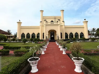 Penampakan luar Istana Siak Sri Indrapura di Kabupaten Siak, Riau, Kamis (21/7). Istana Siak Sri Indrapura adalah istana peninggalan Kesultanan Siak yang merupakan kerajaan Islam terbesar di Riau saat abad 16-20. (Liputan6.com/Faizal Fanani)