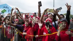 Suporter menyambut kedatangan Timnas Indonesia di Stadion MPS, Selangor, Selasa (22/8/2017). Indonesia akan menghadapi Vietnam pada  laga keempat Grup B SEA Games 2017. (Bola.com/Vitalis Yogi Trisna)