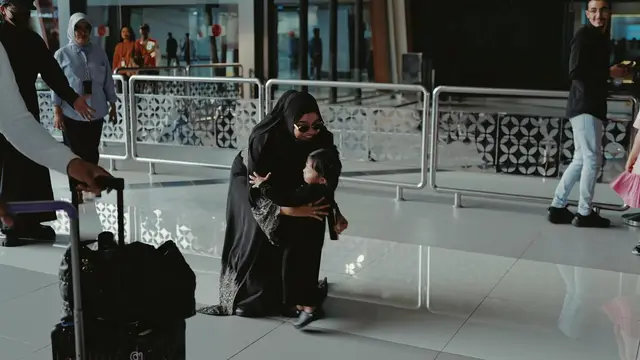 7 Potret Atta Halilintar dan Aurel Pulang dari Tanah Suci, Disambut Anak-Anak