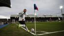 Gelandang Derby County, Wayne Rooney, bersiap menendang bola saat melawan Crystal Palace pada laga Piala FA di Stadion Selhurst Park, London, Minggu (5/1). Palace kalah 0-1 dari Derby. (AFP/Ian Kington)