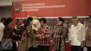 Puan Maharani melakukan penyerahan secara simbolis Alat pengukur tekanan darah di Kementerian Menko PMK, Jakarta, Rabu (22/2). Dalam acara tersebut dilakukan penyerahan alat ukur tekanan darah kepada 64 kementerian/lembaga. (Liputan6.com/Faizal Fanani)
