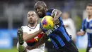 Striker Inter Milan, Romelu Lukaku, berebut bola dengan pemain Genoa, Davide Biraschi, pada laga Serie A 2019 di Stadion San Siro, Sabtu (21/12). Inter Milan menang 4-0 atas Genoa. (AP/Luca Bruno)