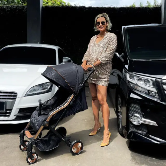 8 Potret Kimmy Jayanti Pamer Baby Bump saat Hamil Tua, Tetap Menawan