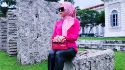 Pemilik nama lengkap Rini Fatimah Zaelani selalu pintar padupadankan pakaian yang ia pakai dengan hijabnya. Pakaian pink ini semakin membuatnya terlihat menawan. Tidak heran, perempuan berusia 40 tahun ini dipuji netizen karena parasnya kian terlihat awet muda meski sudah berkepala empat. (Liputan6.com/IG/@princessyahrini)