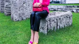 Pemilik nama lengkap Rini Fatimah Zaelani selalu pintar padupadankan pakaian yang ia pakai dengan hijabnya. Pakaian pink ini semakin membuatnya terlihat menawan. Tidak heran, perempuan berusia 40 tahun ini dipuji netizen karena parasnya kian terlihat awet muda meski sudah berkepala empat. (Liputan6.com/IG/@princessyahrini)