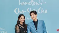Shin Min Ah dan Kim Seon Ho dalam konferensi pers Hometown Cha-Cha-Cha. (Netflix)