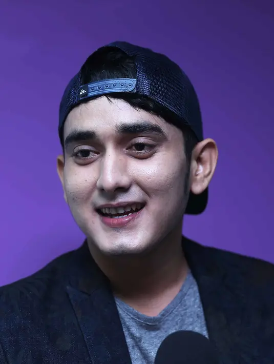 "Yang membedakan dia dengan wanita lain, dia sangat care dengan keluarganya. Zaman sekarang banyak yang hanya kasih uang ke orangtua. Beda sama Siti Badriah, dia nggak hanya kasih materi tapi dia juga ngasih waktu," ujar Haydar. (Nurwahyunan/Bintang.com)