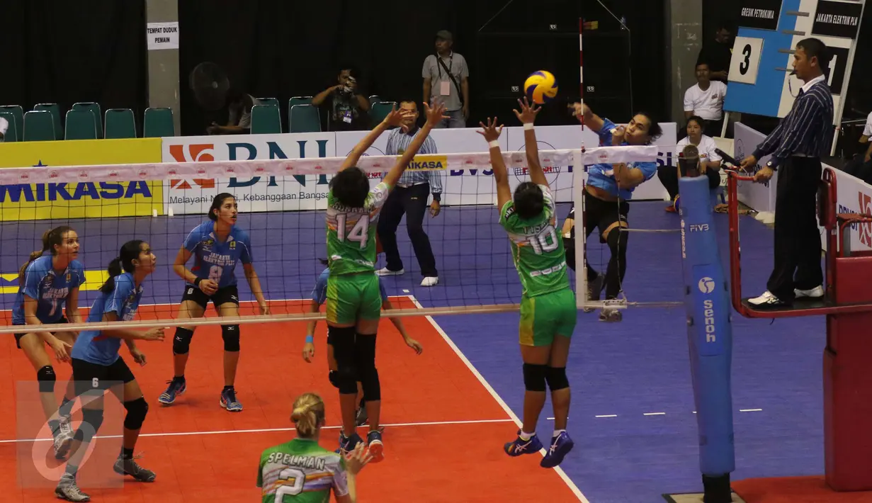 Pebola voli putri Jakarta Electric PLN, Aprilia Manganang melakukan smes ke tim lawan Gresik Petrokimia pada pertandingan Final Four Putaran Pertama Proliga 2017 di Gor Sritex Arena, Solo, Jawa Tengah, Sabtu (8/4). (Liputan6.com/Gempur M. Surya)