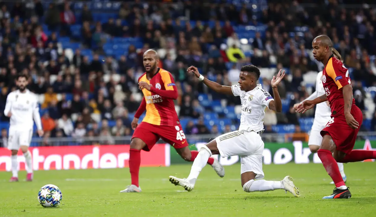 Striker Real Madrid, Rodrygo, melepaskan tendangan ke gawang Galatasaray pada laga Liga Champions di Stadion Santiago Bernabeu, Rabu (6/11). Real Madrid menang 6-0 atas Galatasaray. (AP/Manu Fernandez)