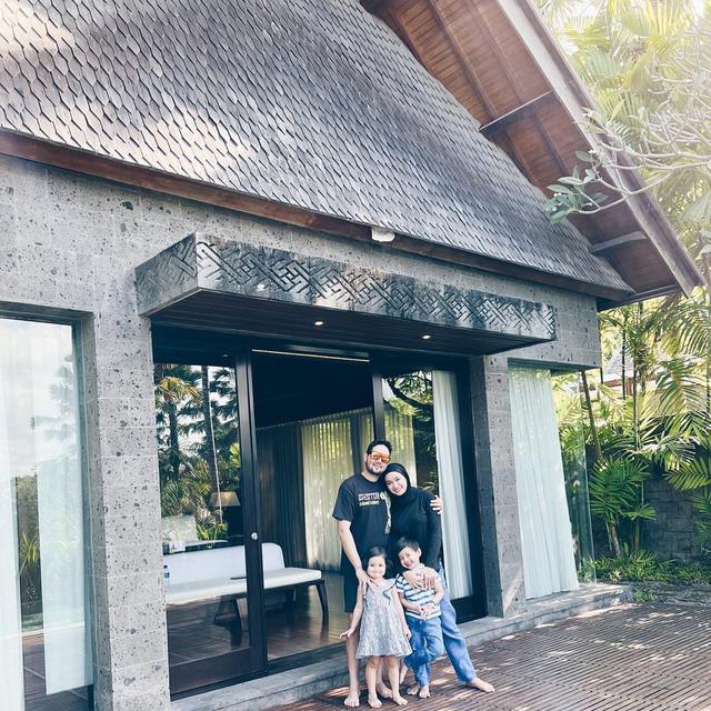 6 Potret Liburan Aryani Fitriana dan Donny Michael Bareng Anak, Lepas Penat