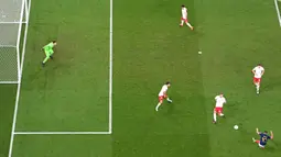 Tendangan keras dari pemain yang kerap disebut sebagai "Bos Kecil" di PSG tersebut berhasil mengoyak gawang Polandia yang dikawal Wojciech Szczesny pada menit ke-74. Bahkan FIFA mencatat kecepatan bola dari tendangan Mbappe mencapai 47 km/jam. (AFP/Glyn Kirk)