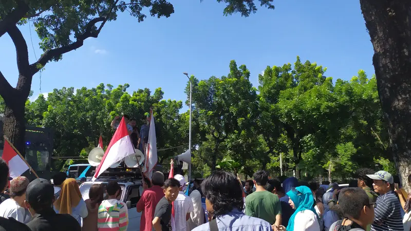 Dua kelompok massa pendukung Anies Baswedan dan yang kontra berunjuk rasa di depan Kantor Balai Kota DKI Jakarta. (Liputan6.com/Ika Defianti)