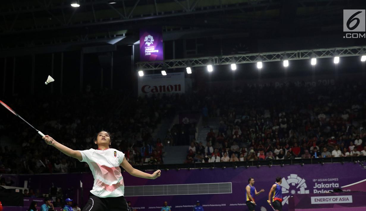 Tunggal putri Indonesia, Gregoria Mariska Tunjung mengembalikan kok ke arah pemain India, Pusarla V Sindhu di babak 16 besar Bulutangkis Tunggal Putri Asian Games 2018 di Istora Kompleks GBK, Jakarta, Sabtu (25/8). (Liputan6.com/Helmi Fithriansyah)