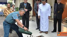 Citizen6, Cilandak: Kepala Staf Korps Marinir Brigadir Jenderal TNI (Mar) Ahmad Faridz Washington meletakan batu pertama renovasi Gereja Oikumene Bahtera Kasih Korps Marinir di jalan raya Cilandak KKO, Jakarta Selatan, Rabu (16/5). (Pengirim: Marinir) 