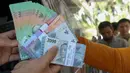 Warga antre untuk menukarkan uang di Pasar Tebet Barat, Jakarta, Selasa (19/3/2024). (Liputan6.com/Herman Zakharia)
