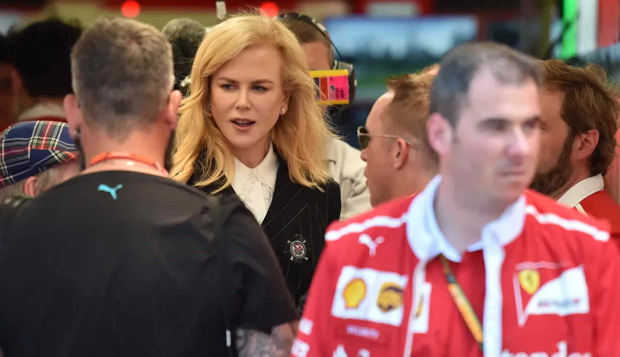 Aktris Australia, Nicole Kidman bertemu dengan anggota tim Ferarri jelang Grand Prix F1 Australia di Melbourne, Sabtu (25/3). Aktris 49 tahun itu tampil kasual dengan mengenakan kemeja putih dengan blazer hitam dan celana panjang jeans. (AFP/Paul Crock)