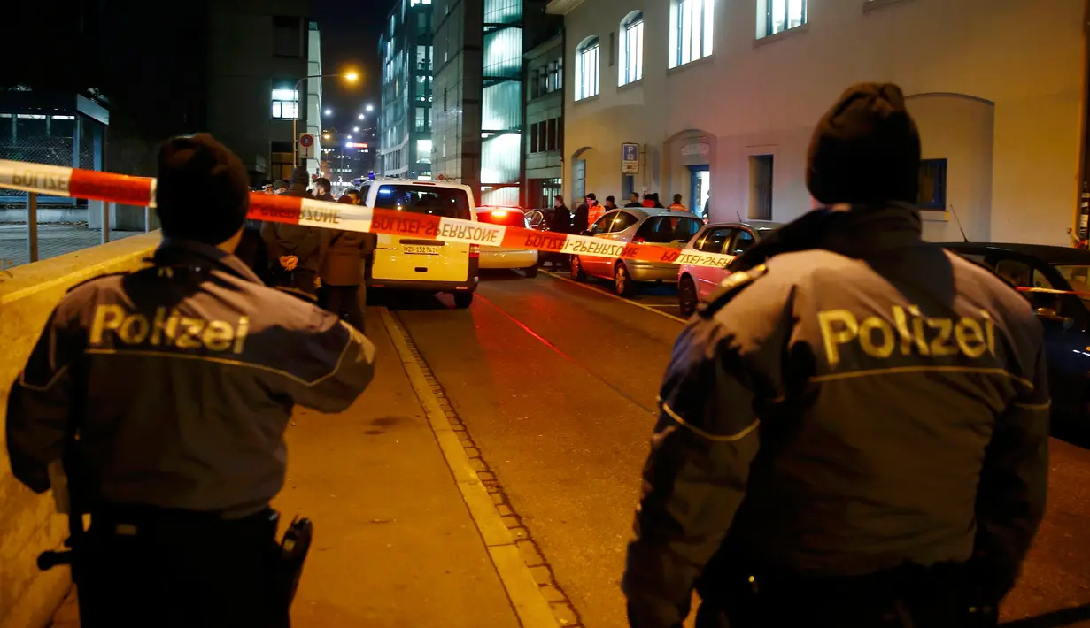 Petugas kepolisian memblokade jalan dekat lokasi penembakan di sebuah masjid kota Zurich, Swiss, Senin (19/12). Masjid yang terletak di kota terbesar Swiss itu kerap dikunjungi oleh imigran Somalia. (REUTERS/Arnd Wiegmann)