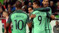 Penyerang Portugal, Andre Silva, saat merayakan gol ke gawang Hungaria, di Budapest, Minggu (3/9/2017). (AFP/Attila Kisbenedek). 