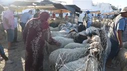 Orang-orang mengunjungi pasar ternak menjelang Hari Raya Idul Adha di Tunis, Tunisia, pada 20 Juli 2020. Hari Raya Idul Adha identik dengan penyembelihan hewan kurban bagi yang mampu. (Xinhua/Adel Ezzine)