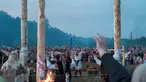 Sejumlah orang mengikuti upacara ritual pagan kuno di dekat desa Glubokovo, Rusia (24/6). Upacara ini digelar untuk merayakan titik balik matahari di musim panas. (AFP Photo/Andrei Borodulin)