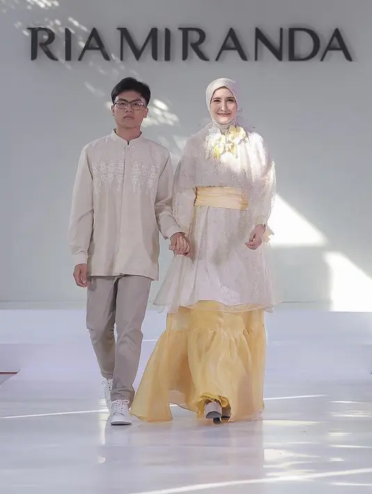 Warna putih indetik dengan Lebaran, seperti atasan organza yang dikenakan  Inneke Koesherawati ini. Padukan dengan kerudung warna putih dan rok panjang ruffle kuning.  Credit: Instagram @inforiamiranda