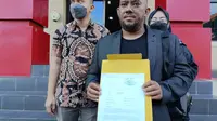 Kuasa Hukum Korban dari LKBH Uniba, Adi Wiranata saat mendampingi para korban melapor ke Polda Kaltim. (Liputan6.com/Apriyanto)