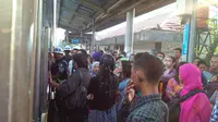 Ricuh di Stasiun Pondok Cina (Liputan6.com/ Andry Haryanto)