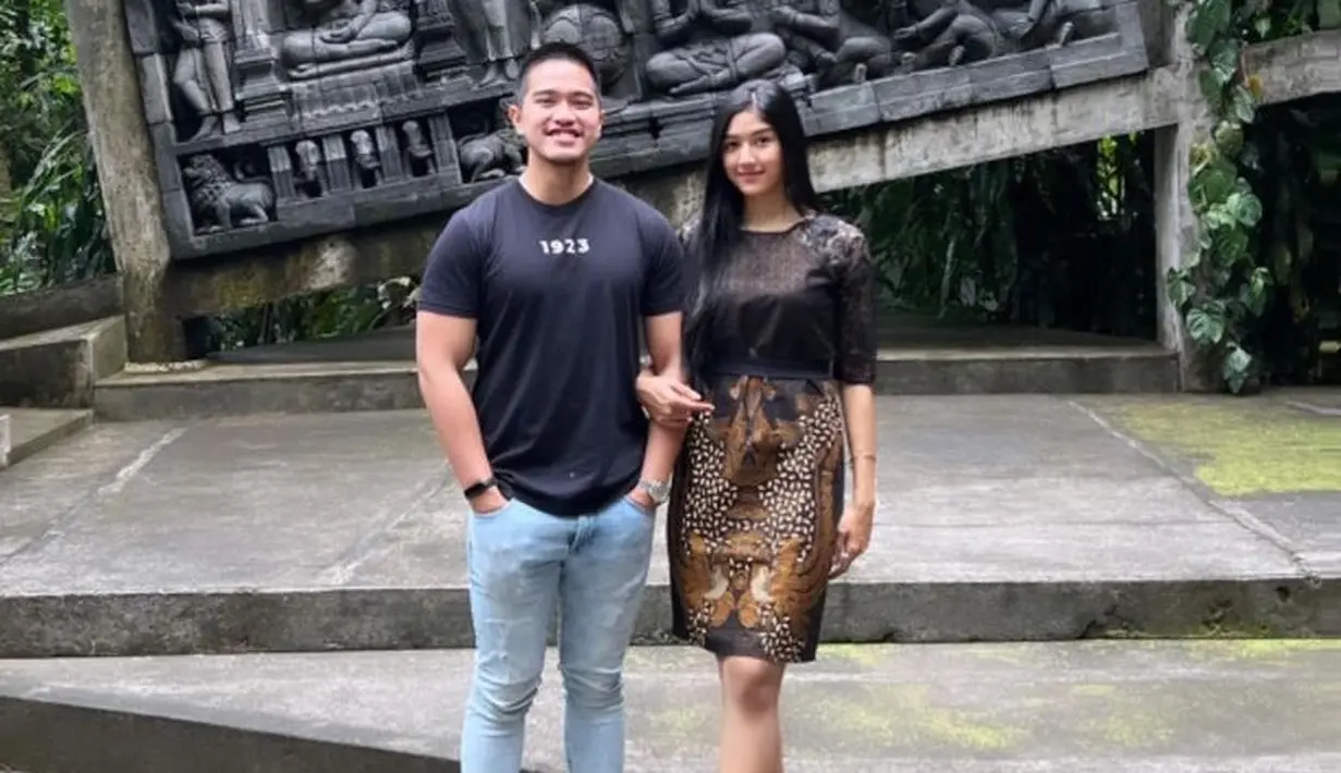 Erina juga pernah mengenakan mini dress batik coklat lengan 3/4. Dipadukan sepatu hitam dari Gucci.  [@erinagudono]
