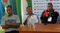 Pelatih Persipon Pontianak, Inyong Lolombulan (tengah) kecewa terhadap kinerja wasit yang memimpin pertandingannya timnya melawan PSIM Semarang. (Bola.com/Ronald Seger Prabowo)