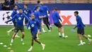 Para pemain Barcelona berlatih menjelang laga leg 2 semifinal Liga Champions 2024/2025 melawan Inter Milan di Giuseppe Meazza, Milan, Italia. (AFP/Piero Cruciatti)