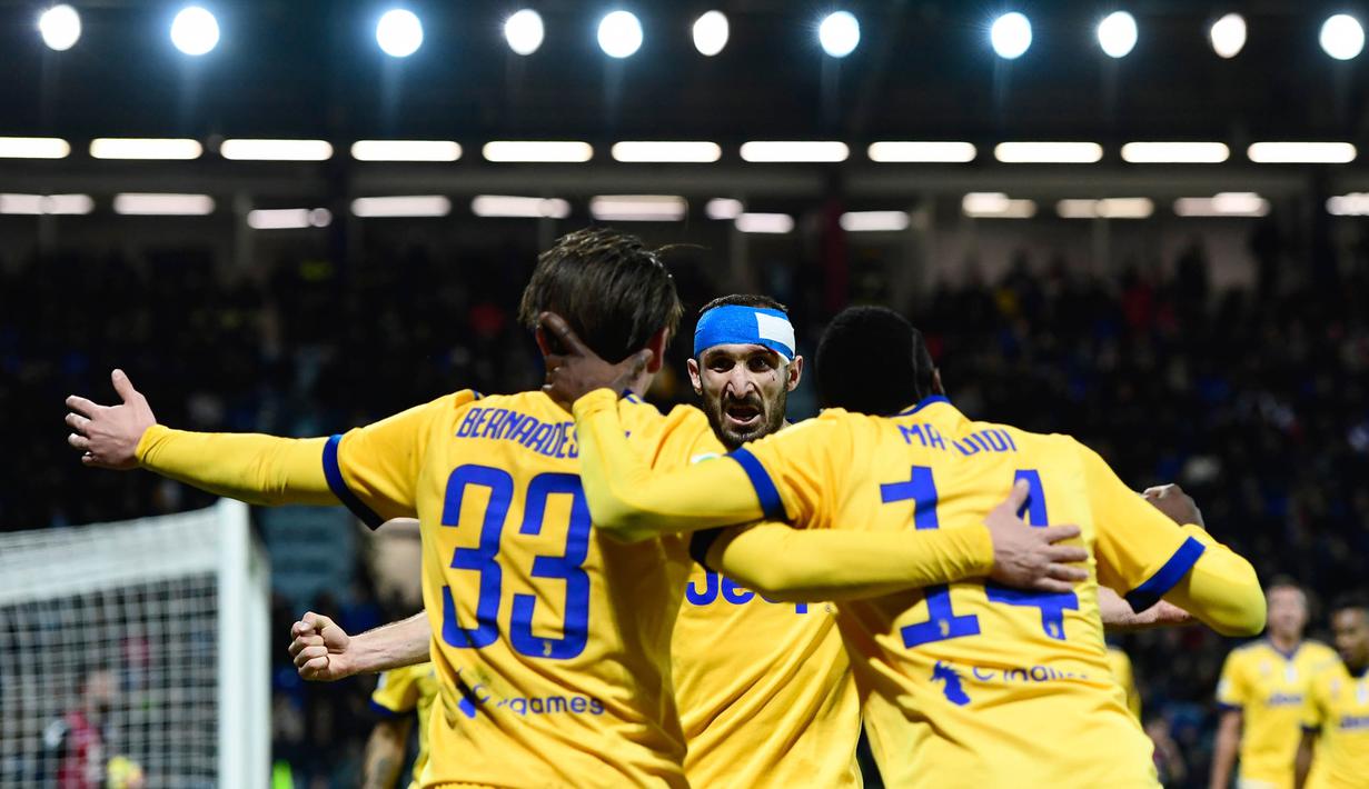 Para pemain Juventus merayakan gol yang dicetak Federico Bernardeschi ke gawang Cagliari pada laga Serie A Italia di Stadion Sardegna, Cagliari, Sabtu (6/1/2018). Cagliari kalah 0-1 dari Juventus. (AFP/Miguel Medina)
