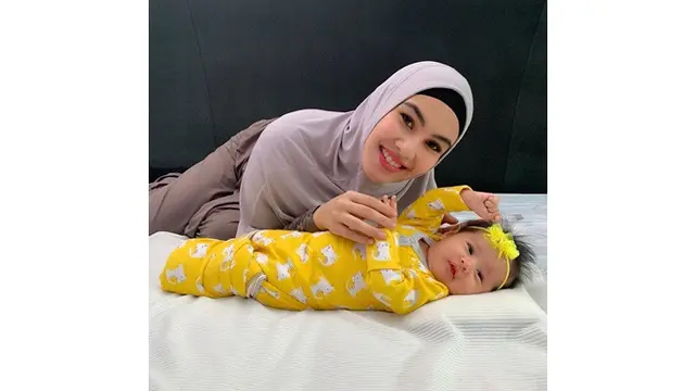 Ajak Bayinya Umrah, Ini 5 Momen Kartika Putri Asuh Buah Hati